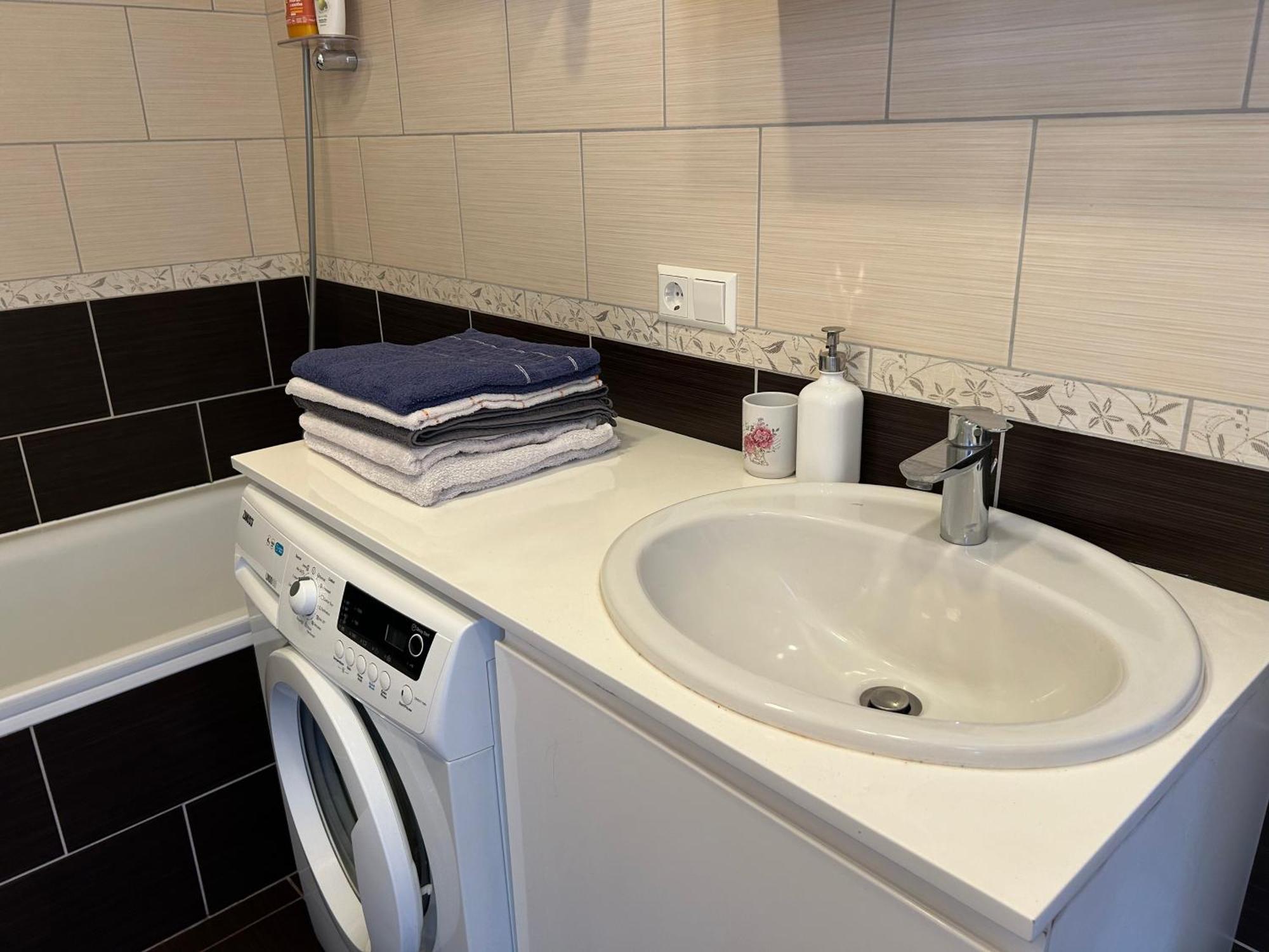 Your Home - Spacious Apartment In City Center, With Balcony & Self Check-In Vilnius Luaran gambar